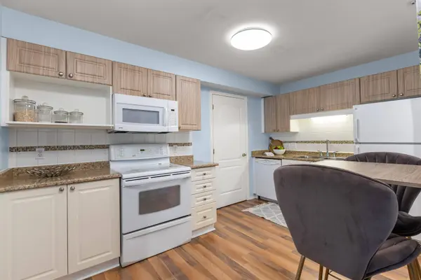 20433 53 AVE #206, Langley, BC V3A 7A6