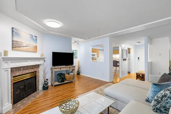 20433 53 AVE #206, Langley, BC V3A 7A6