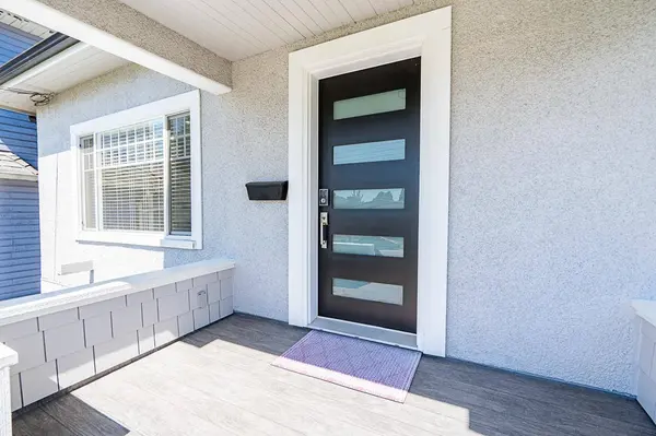 905 Edinburgh ST, New Westminster, BC V3M 2V2