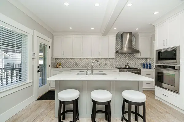 905 Edinburgh ST, New Westminster, BC V3M 2V2