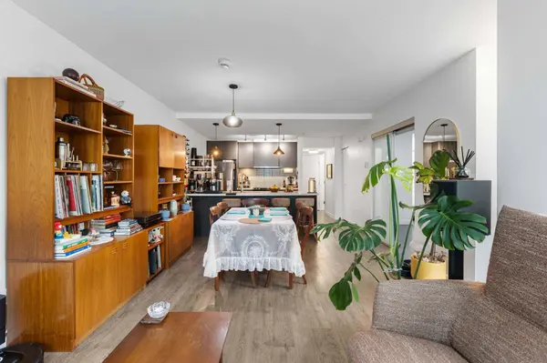 618 Langside AVE #302, Coquitlam, BC V3J 0B8