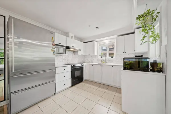 8115 121a ST #303, Surrey, BC V3W 1J2