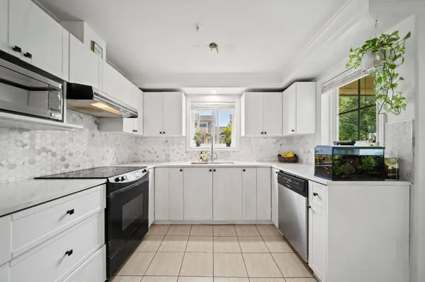 8115 121a ST #303, Surrey, BC V3W 1J2