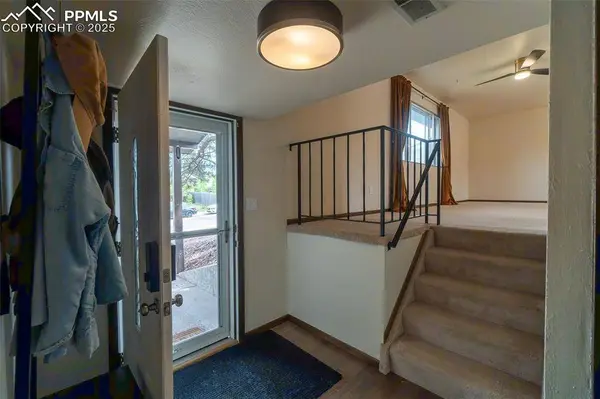 5233 Smokehouse LN, Colorado Springs, CO 80917
