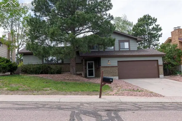 5233 Smokehouse LN, Colorado Springs, CO 80917