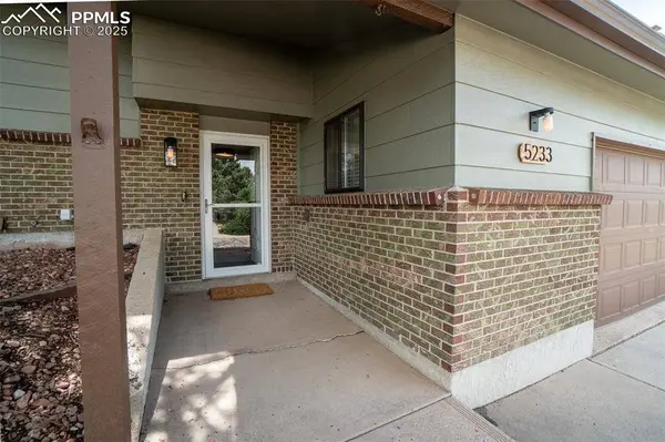 5233 Smokehouse LN, Colorado Springs, CO 80917