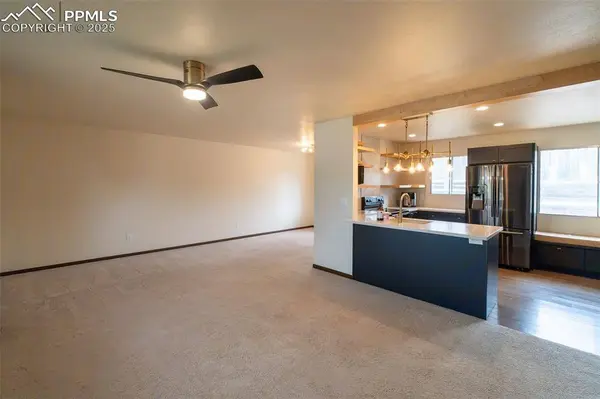 5233 Smokehouse LN, Colorado Springs, CO 80917