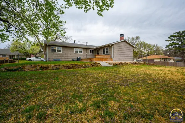 2300 SW Prairie RD, Topeka, KS 66614