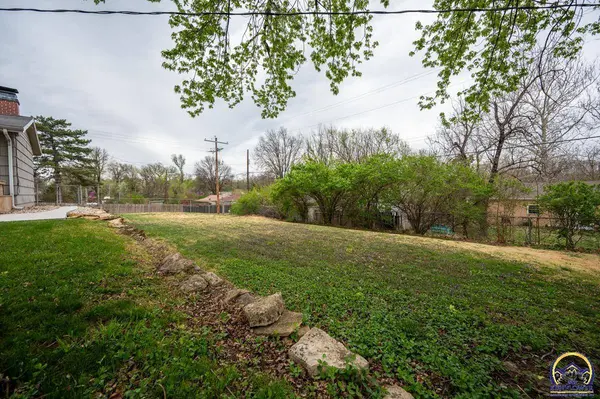 2300 SW Prairie RD, Topeka, KS 66614