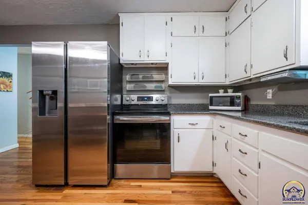 3610 SW Woodvalley TER, Topeka, KS 66614