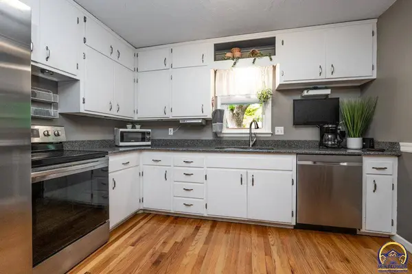 3610 SW Woodvalley TER, Topeka, KS 66614