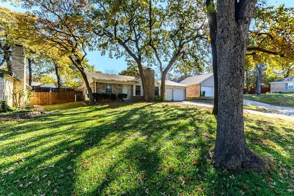 4815 Crestmont Court, Arlington, TX 76017