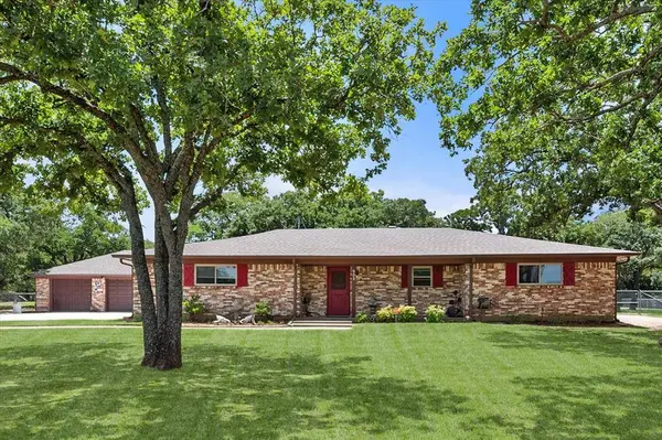 902 Greenbriar Drive, Joshua, TX 76058