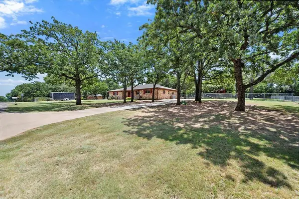 902 Greenbriar Drive, Joshua, TX 76058