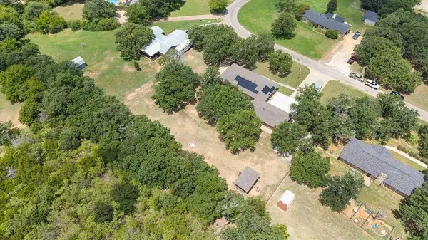 902 Greenbriar Drive, Joshua, TX 76058