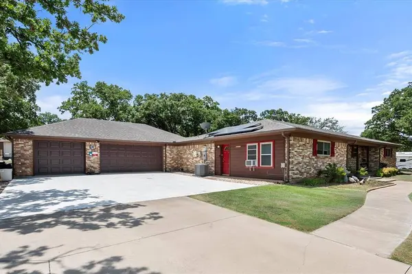 902 Greenbriar Drive, Joshua, TX 76058