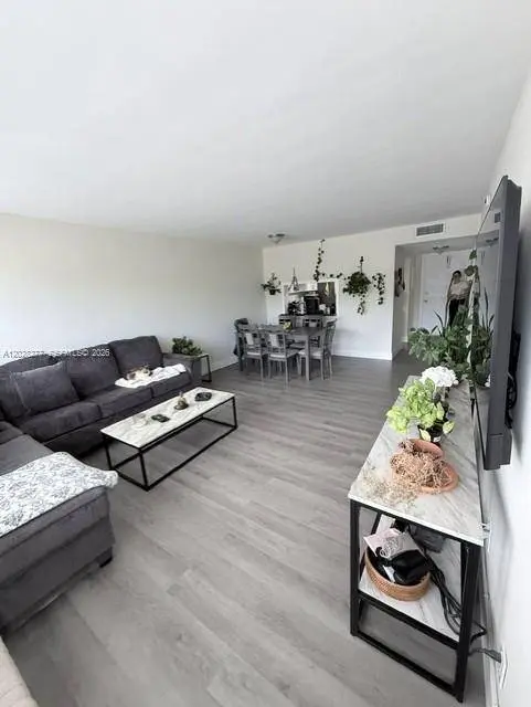 330 SE 2nd St #303H, Hallandale Beach, FL 33009