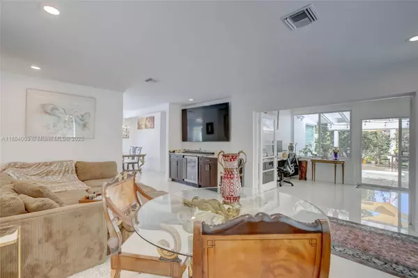 2601 NE 11th Ct, Fort Lauderdale, FL 33304