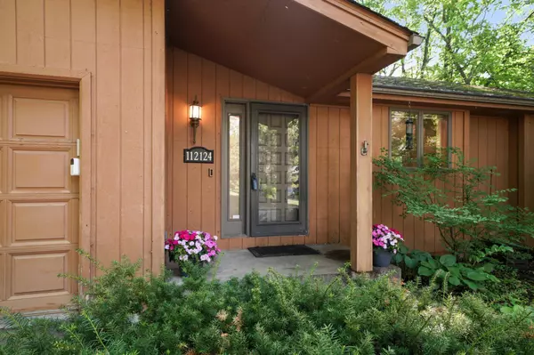 112124 Haering LN, Chaska, MN 55318