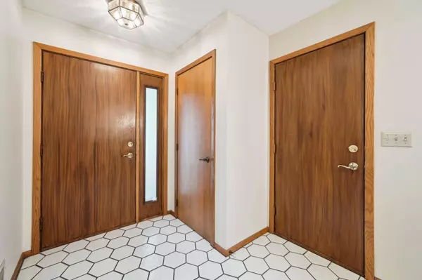 112124 Haering LN, Chaska, MN 55318