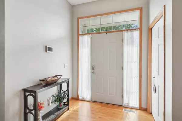 2042 Cardinal DR, Shakopee, MN 55379