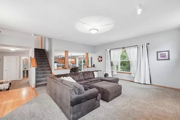 2042 Cardinal DR, Shakopee, MN 55379