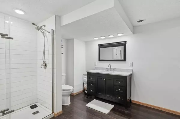 2042 Cardinal DR, Shakopee, MN 55379