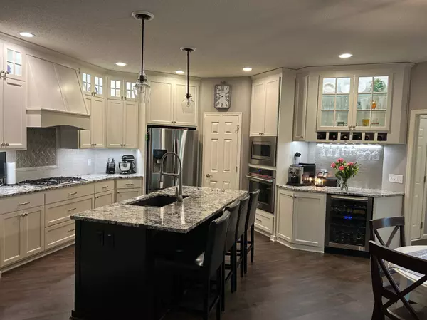 18764 Farmstead CIR, Eden Prairie, MN 55347