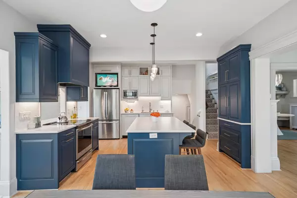 2400 Lake PL, Minneapolis, MN 55405