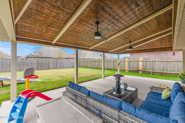 207 Mintmere LN, Youngsville, LA 70592