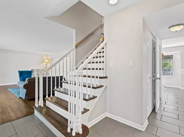 916 Cambridge DR, Libertyville, IL 60048