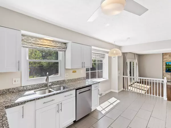 916 Cambridge DR, Libertyville, IL 60048