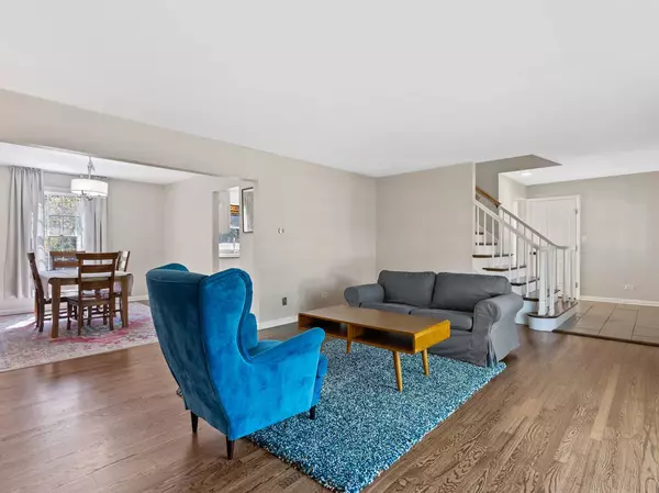 916 Cambridge DR, Libertyville, IL 60048