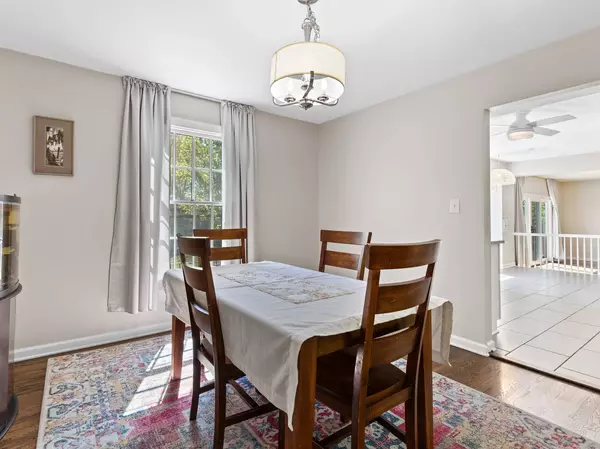 916 Cambridge DR, Libertyville, IL 60048