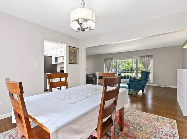 916 Cambridge DR, Libertyville, IL 60048