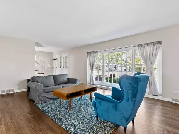 916 Cambridge DR, Libertyville, IL 60048