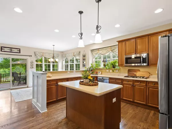 6161 Oakmont LN, Gurnee, IL 60031