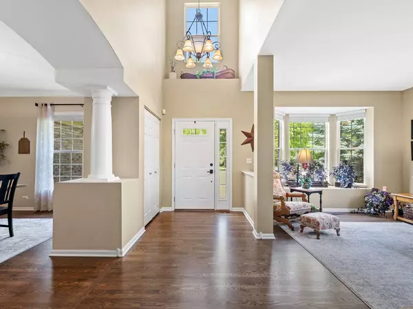 6161 Oakmont LN, Gurnee, IL 60031