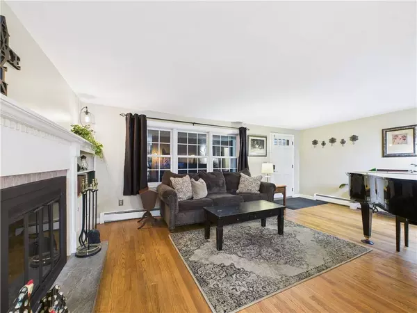 77 Fairfield DR, North Kingstown, RI 02852