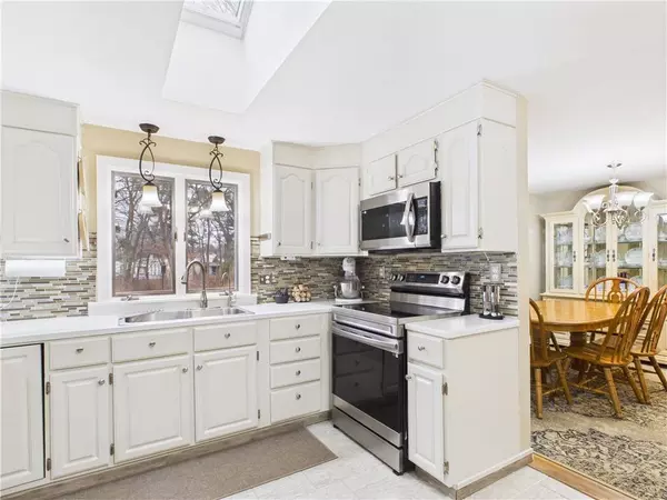 77 Fairfield DR, North Kingstown, RI 02852