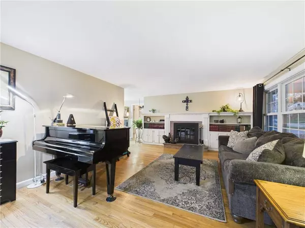 77 Fairfield DR, North Kingstown, RI 02852