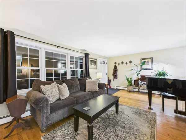 77 Fairfield DR, North Kingstown, RI 02852