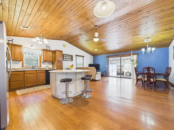 615 Taunton Ave, Seekonk, MA 02771