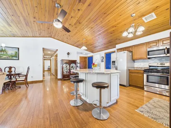 615 Taunton Ave, Seekonk, MA 02771