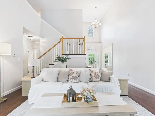 16 Tabor Rd, Uxbridge, MA 01569