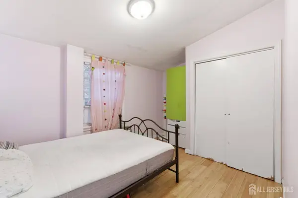 1490 Champlin SQ, Teaneck, NJ 07666