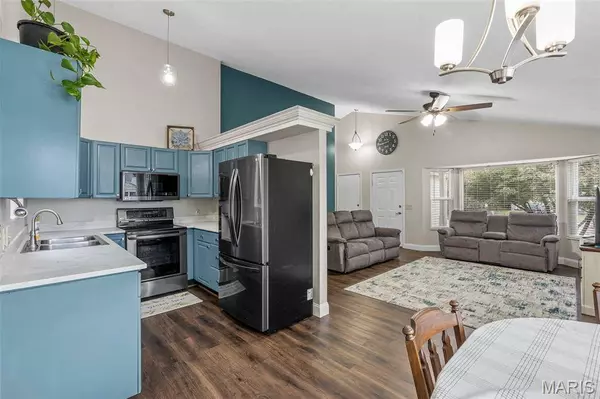 42 Kingspointe DR, O'fallon, MO 63376