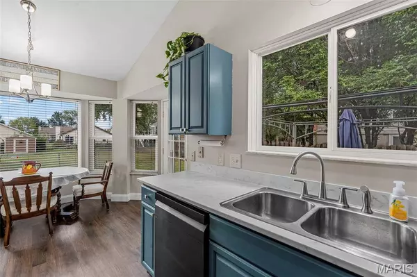 42 Kingspointe DR, O'fallon, MO 63376