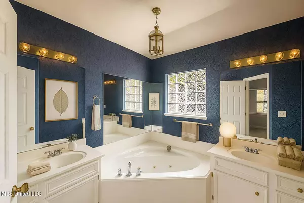 14 Fawn Grove, Jackson, MS 39212