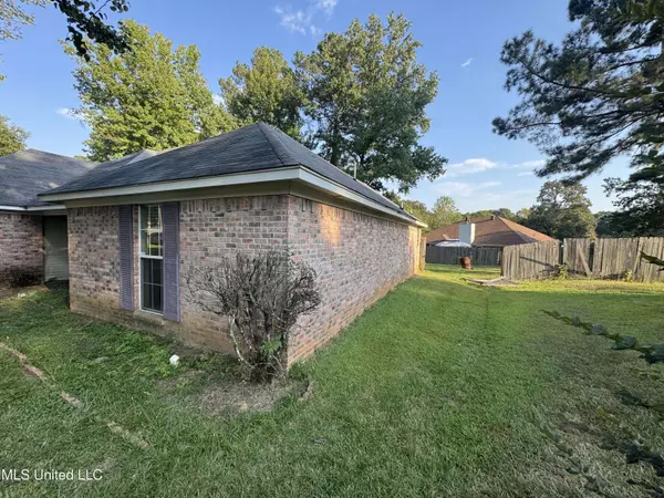 14 Fawn Grove, Jackson, MS 39212